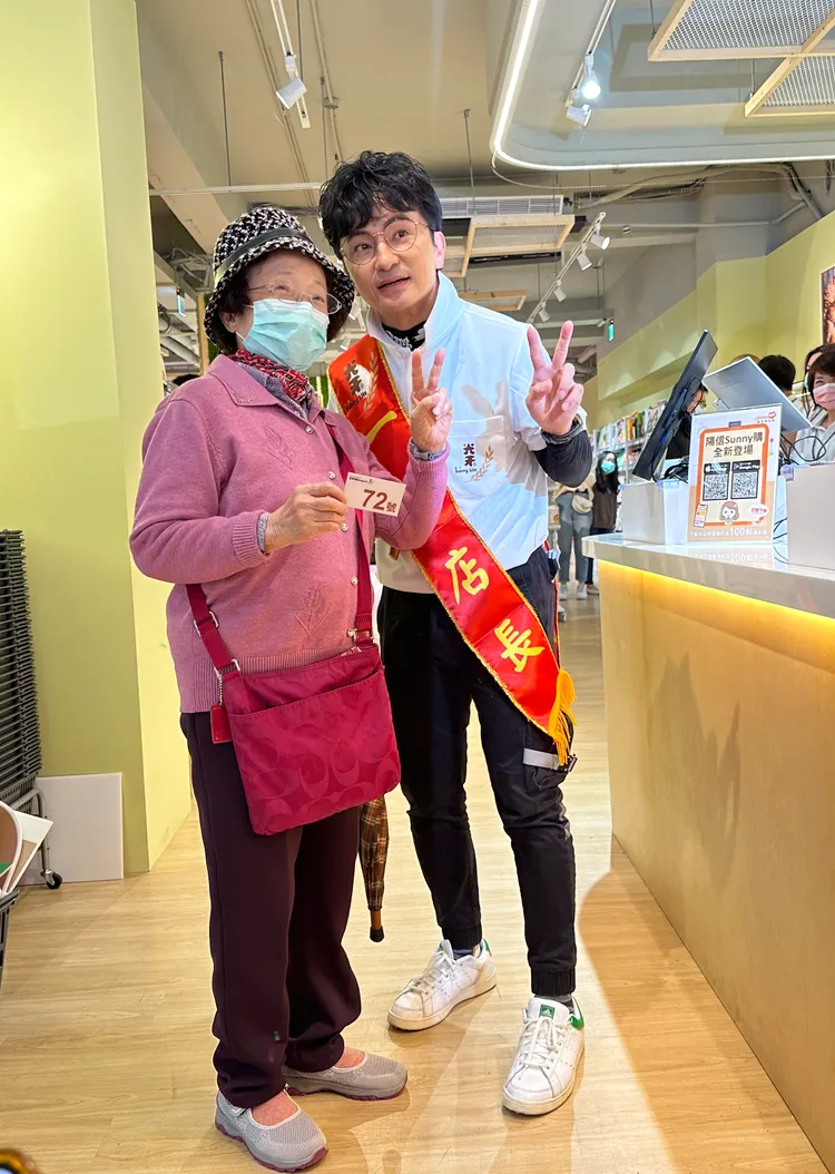 唐從聖(右)帶媽媽來買雞蛋。黃盈容攝