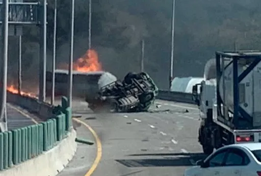 台61線化學槽車翻覆起火「甲醇外洩」 駕駛傷重不治