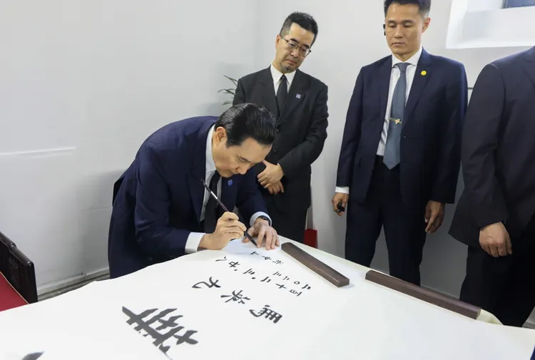 前總統馬英九28日下午前往南京市區，參觀總統府舊址。圖為總統府內掛有中華民國國旗及中國國民黨黨旗的室內陳設。中央社
 
