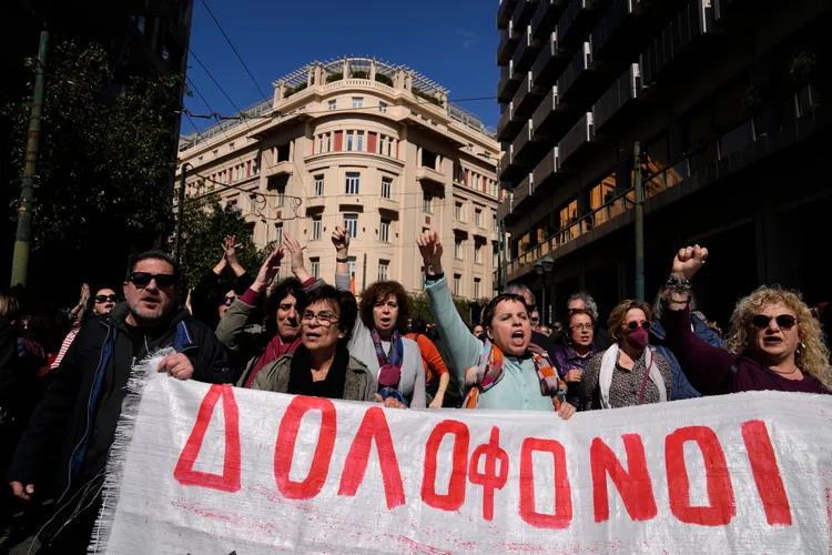 希臘民眾不滿鐵路管理不善，害死無辜民眾。美聯社