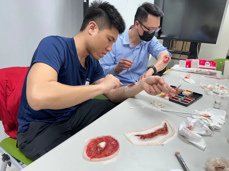 血淋淋傷妝給年輕學員帶來視覺震撼。翻攝畫面