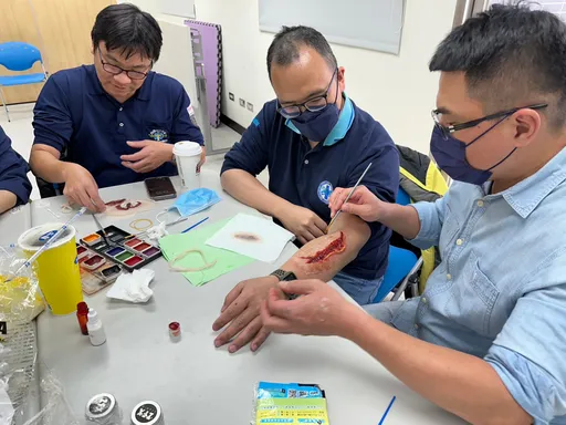 北市消防局邀電影劇組特效化妝師　超逼真傷妝震撼年輕學員