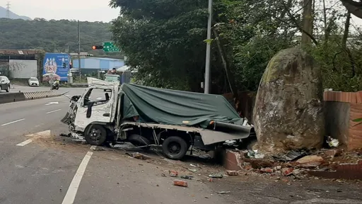 满载回收物小货车自撞路边花台 新北男无呼吸心跳送医抢救
