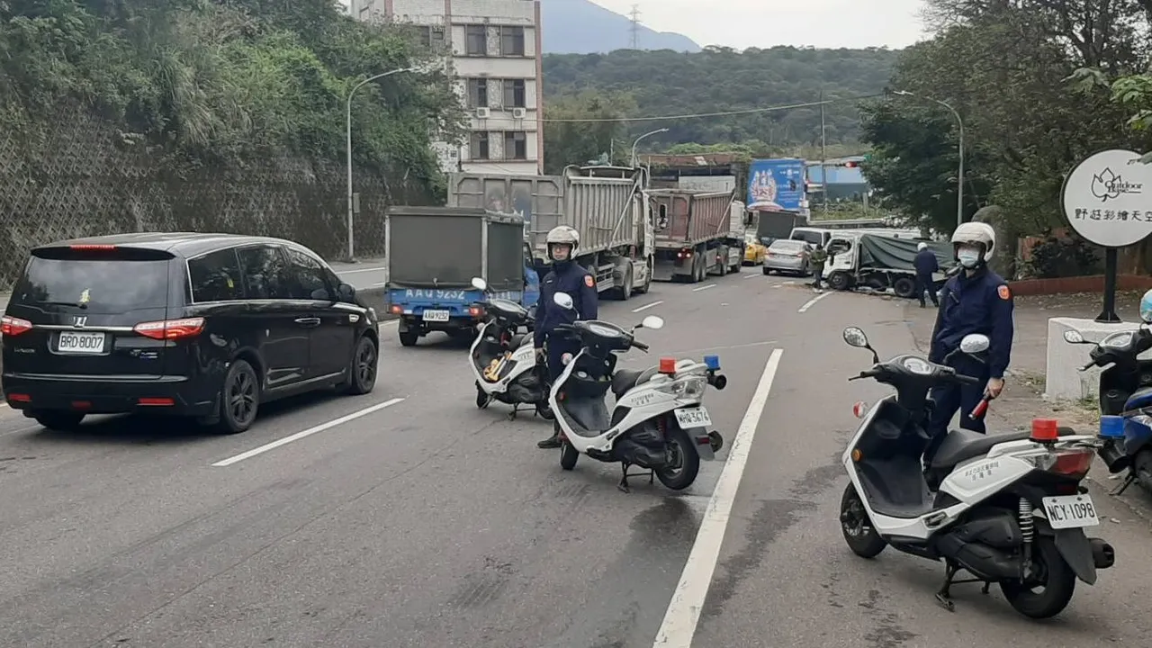 警方到场交管。淡水警分局提供