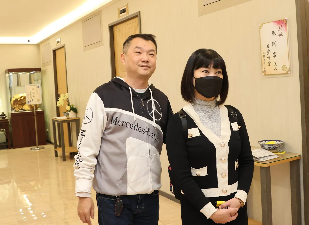 陳岳良(左)和鐘美如打起精神處理媽媽陳美雲的後事。鄭孟晃攝