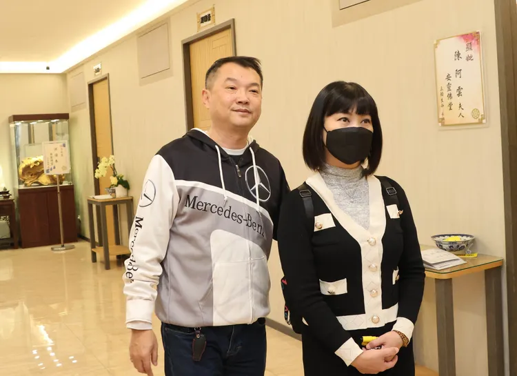 陳岳良（左）和鐘美如打起精神處理媽媽陳美雲的後事。鄭孟晃攝