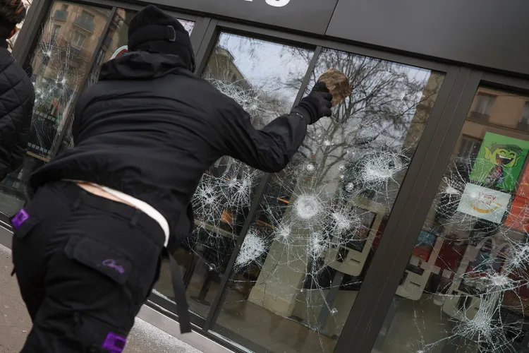 法國反年金示威釀成暴亂，打亂查理三世行程。美聯社