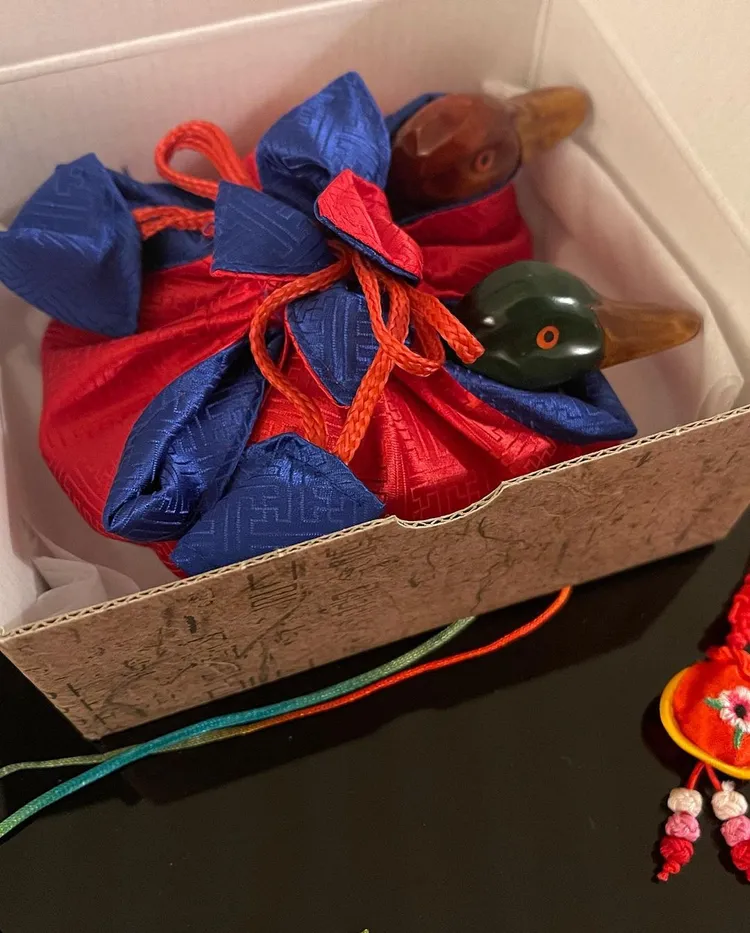 Inez & Vinoodh在他們的IG上，曾po出了Jennie所贈的韓國伴手禮。翻攝inezandvinoodh IG