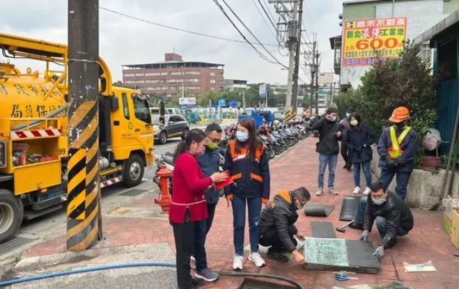 環保稽查人員正在追蹤水污染的源頭。市府提供