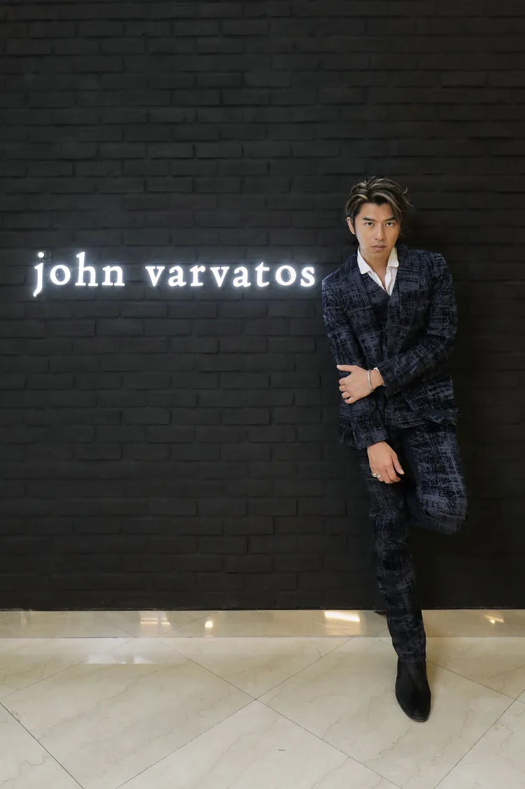 陳柏霖鍾愛美國男裝設計師品牌john varvatos設計靈感深受搖滾文化啟發而充滿陽剛不羈的叛逆美學。品牌提供