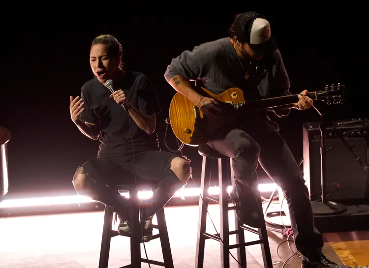 女神卡卡頂著素顏、輕便裝扮，以幾乎清唱的方式表演《Hold My Hand》。美聯社