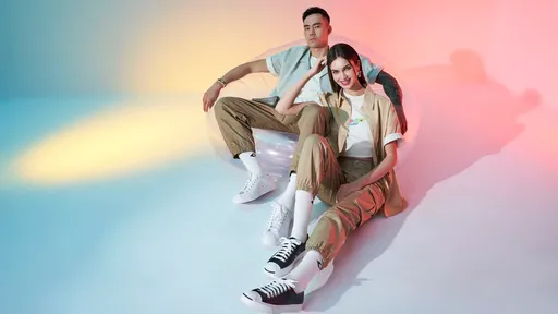 「台灣噴射機」酷拉女友拍大片 腳踩「開口笑」誘粉絲生火