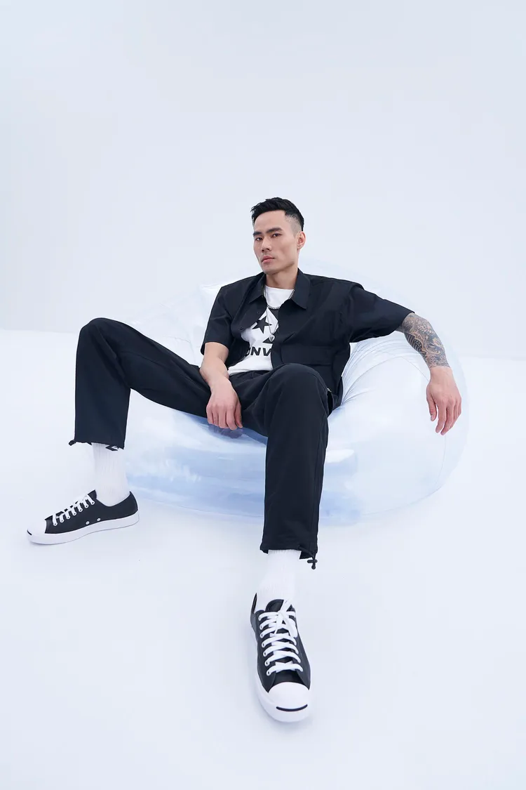 職籃球星張宗憲穿著Jack Purcell「開口笑」鞋款，展現不羈痞帥的酷樣。品牌提供
