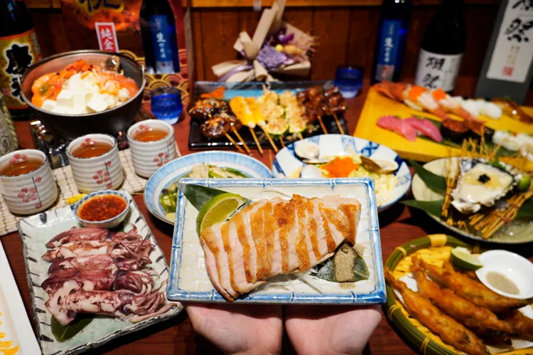 完成指定任務並全桌消費滿千元，即享「鹽烤松阪豬」乙份，可累贈。業者提供