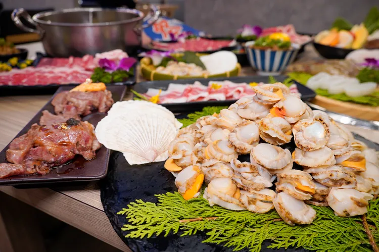 滿足證件或姓名條件，選擇指定方案「極上和牛放題」或「極上雙和牛放題」，全桌可享「脆甜帆立貝吃到飽」。業者提供