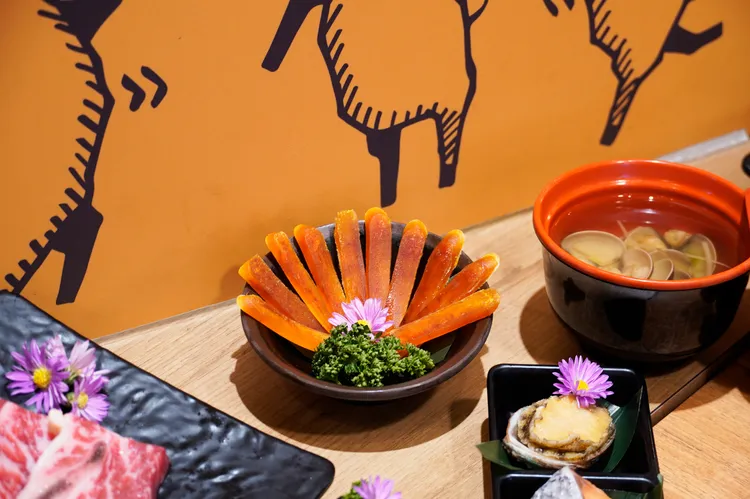 燒肉ChaCha活動期間單人消費滿500元，即贈「極上烏魚子」一份2片。業者提供