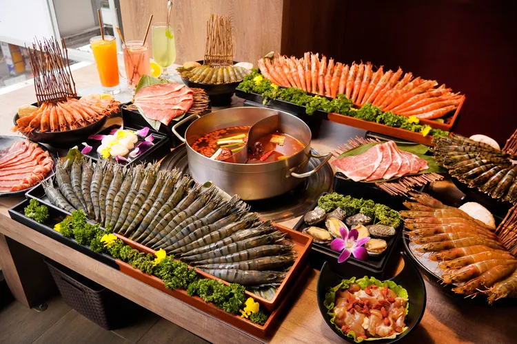 滿足證件或姓名條件，選擇指定方案「極上雙和牛」，全桌可享「雙蝦盛宴－基隆胭脂蝦、阿拉伯藍鑽蝦吃到飽」。業者提供