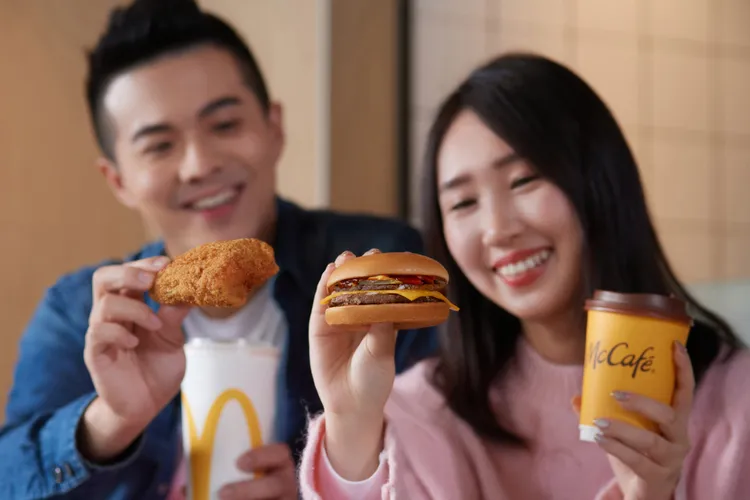 台灣麥當勞全新「1+1 星級點」，麥克雙牛堡、麥脆鷄腿等明星商品搭配指定飲料，有吃有喝只需89元。業者提供
