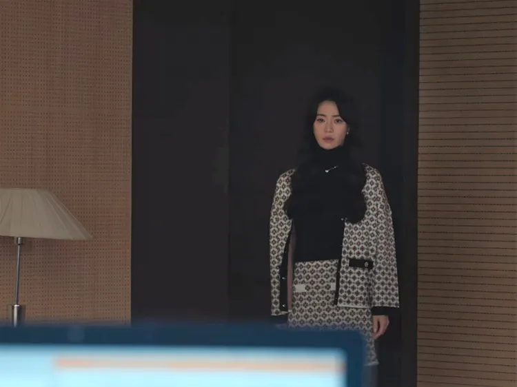 林知衍在第14集亮相時身上的全套Maje花磚印花針織開襟衫及短裙，洋溢復古韻味的組合，完美展現了角色「注定搶鏡」的特質。翻攝Netflix畫面