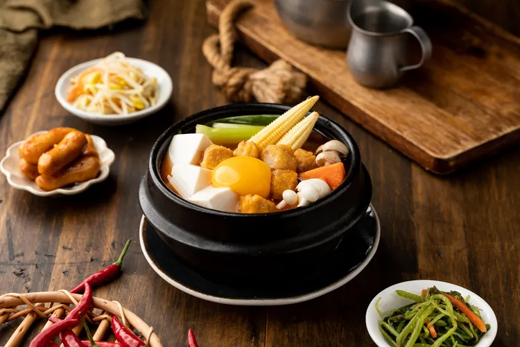 涓豆腐植感炸雞鮮菇嫩豆腐煲，售價338元。業者提供