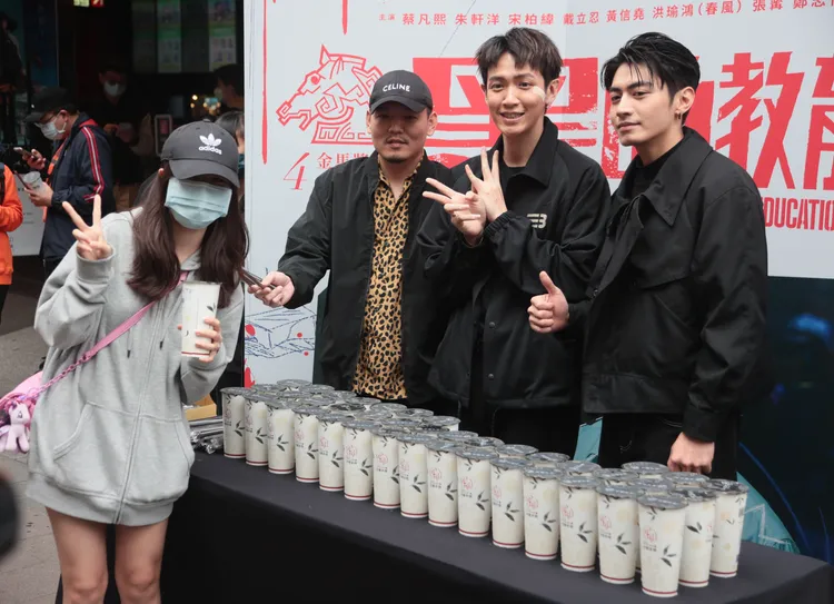 春風（左二起）、柯震東、宋柏緯日前送飲料給粉絲。資料照片