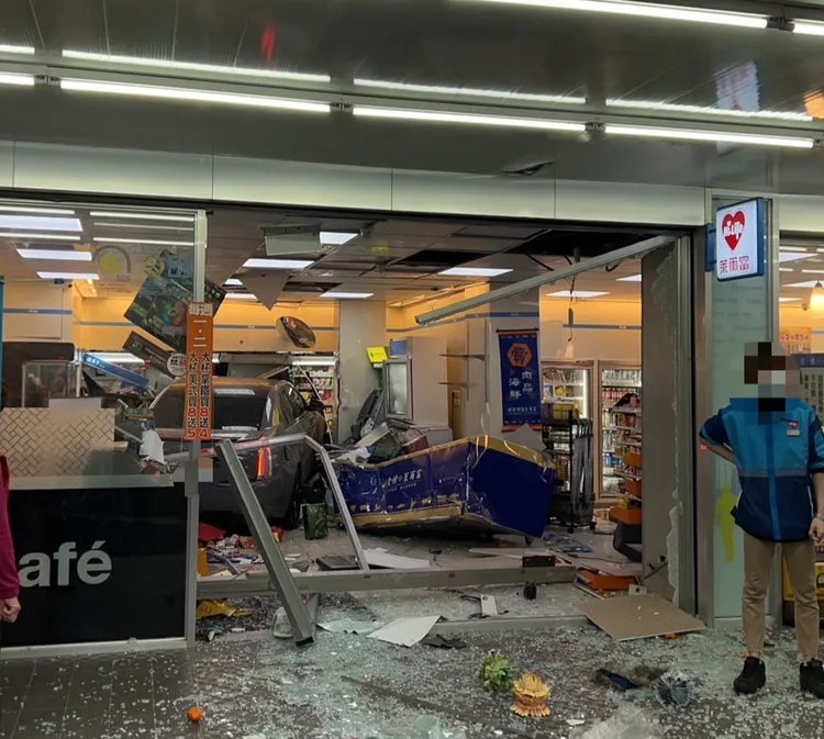 超商現場一片狼藉。警方提供