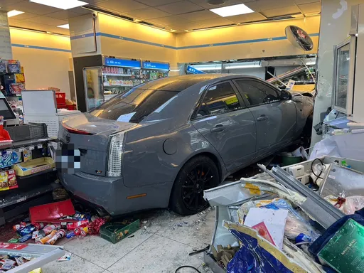 轟！板橋男駕凱迪拉克撞進超商　1女慘遭壓車底無辜枉死