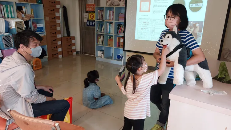 走讀團參觀關愛動物園區，了解如何照顧寵物。凃建豐攝