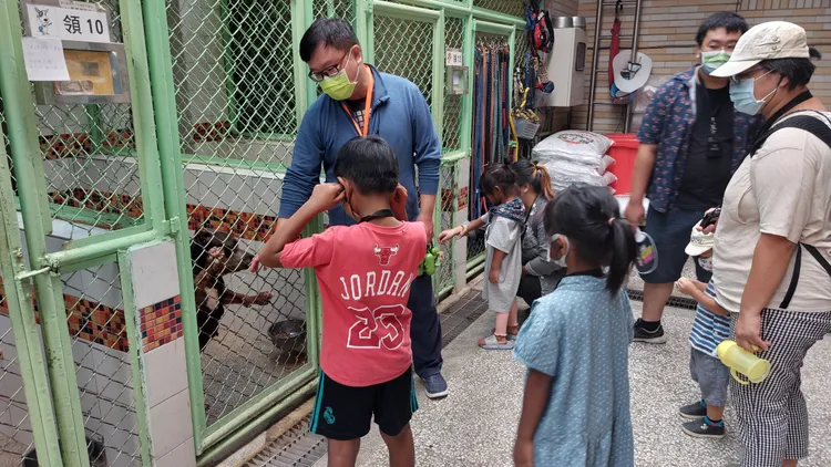 走讀團參觀關愛動物園區。凃建豐攝