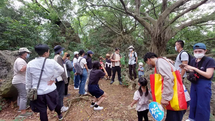 動保走讀團爬柴山，觀察上山有多少流浪犬。凃建豐攝