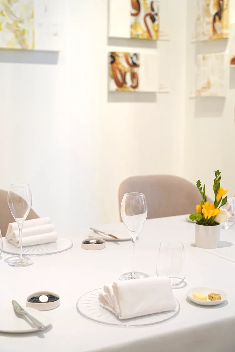 樂斐LOPFAIT將餐廳變畫廊，限期展出藝術家石小墨SHIH SIAO-MO作品。業者提供