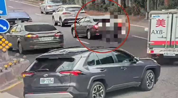 警方掌握歹徒作案用的轎車。翻攝畫面