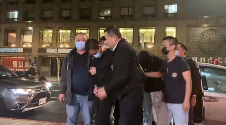 警方將邱男等4人押回內湖分局˙。翻攝畫面