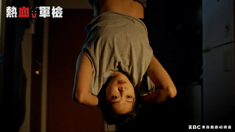 曹寶兒為戲鍛鍊體能，倒吊毫不費力。東森提供