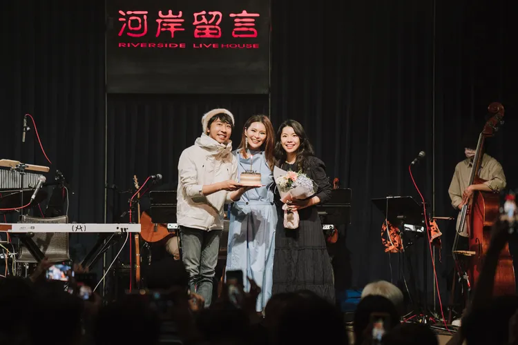 周蕙（中）擔任深白色演唱會嘉賓。