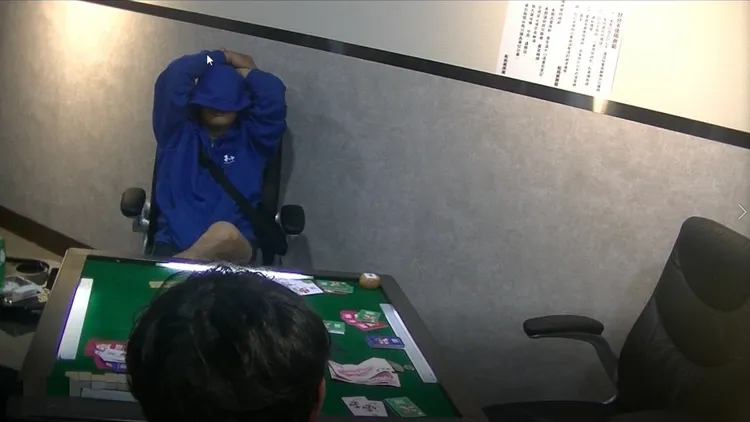 警方查緝時，還有許多賭客正忘情地廝殺。板橋警分局提供