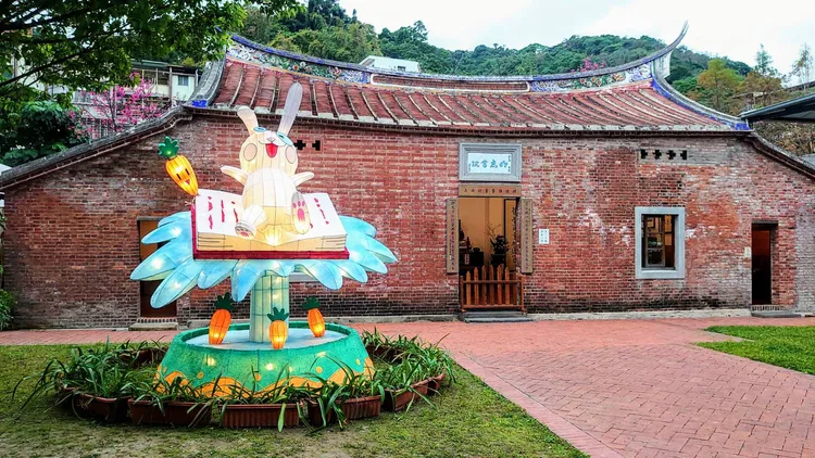 「知識湧泉兔」移置北臺首學泰山明志書院。民政局提供