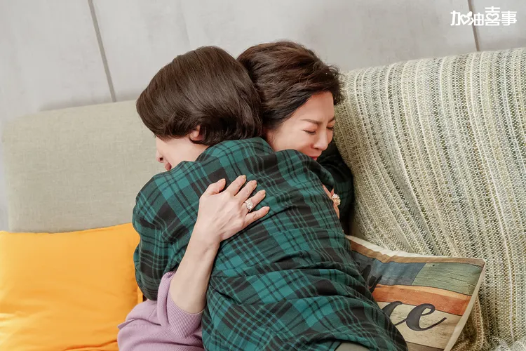 陳亞蘭（前）和王彩樺深夜大和解，化解兩人多年的怨懟。TVBS提供