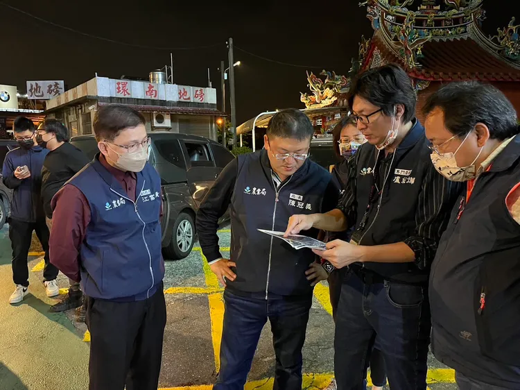 桃園市農業局長陳冠義到場了解狒狒可能出沒地點。桃園市農業局提供