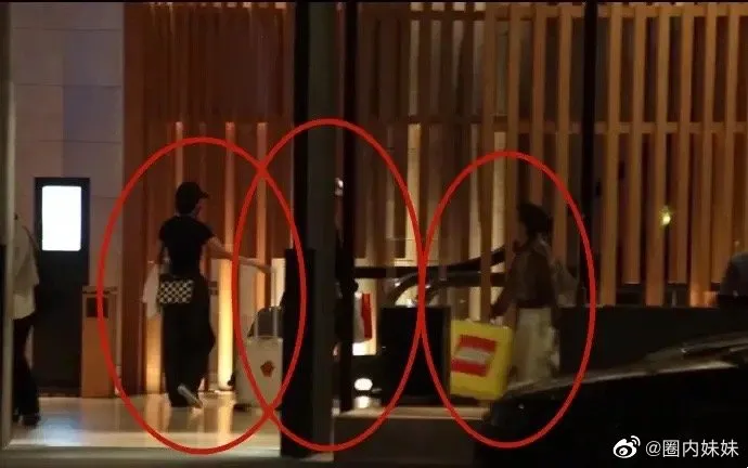 楊冪在香港酒店辦理入住，一旁的楊冪媽媽則扛著一大袋樂高玩具。翻攝圈內妹妹微博