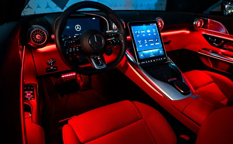 座艙應用以戰鬥機為設計概念的數位儀表，以及AMG平底化跑車方向盤。原廠照片