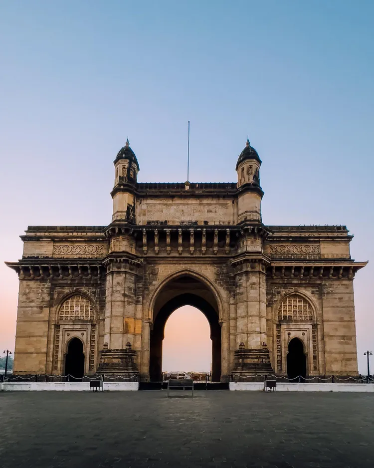 DIOR將於3月30日舉辦2023年秋季時裝秀，選在印度西部馬哈拉施特拉邦濱海大城孟買的百年歷史遺跡「印度門」舉辦。品牌提供