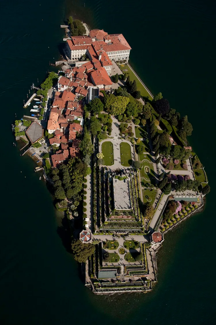 LV宣布2024早春系列大秀將於5月24日在義大利米蘭近郊馬焦雷湖上博羅梅歐群島的美麗島盛大舉辦。品牌提供