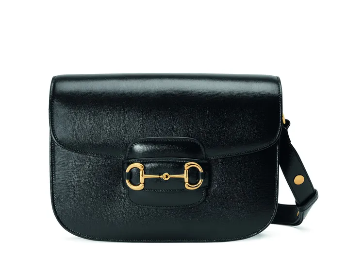 Horsebit 1955系列黑色小型肩背包，10萬8000元。品牌提供