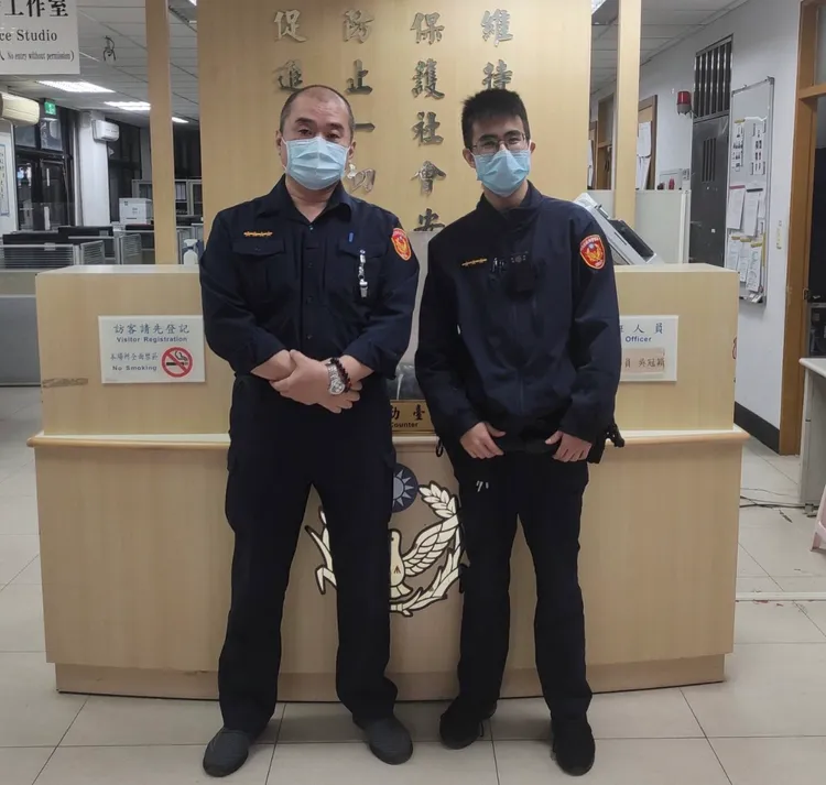 新店分局江陵派出所巡佐陳照明、警員劉厚杰發現吳婦遭詐。新店警分局提供