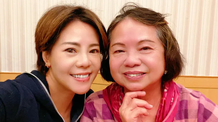 錦雯（左）和媽媽感情緊密。翻攝錦雯臉書