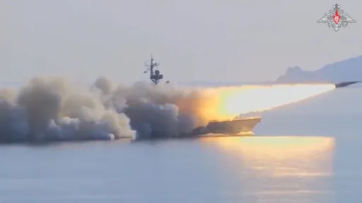 俄艦試射兩枚巡弋飛彈!影片曝光 命中百公里外目標