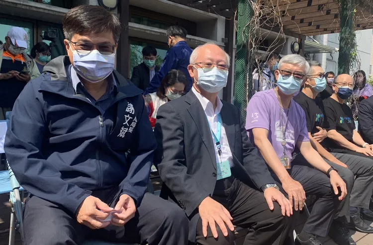 大同醫院今早與緯創醫學科技共同召開合作記者會。左起高市教育局長謝文斌、高市衛生局長黃志中與大同醫院院長傅尹志。吳慧芬攝