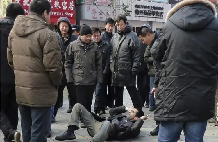 一名外國記者在中國採訪時被不明人士包圍干擾。圖為2011年資料照片