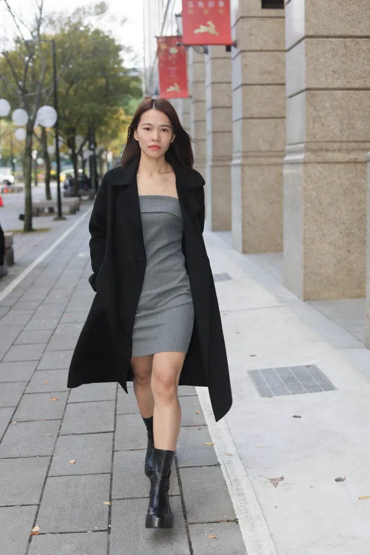Wei穿著大衣走在信義商圈彷彿走伸展台般自信亮眼。彭欣偉攝
